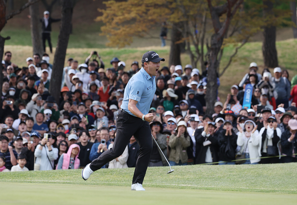 이태훈이 27일 서원밸리CC에서 열린 KPGA 투어 우리금융 챔피언십 최종일 연장전에서 버디퍼트 성공으로 우승을 확정한 순간 주먹을 불끈 쥐며 환호하고 있다.   [KPGA 제공]