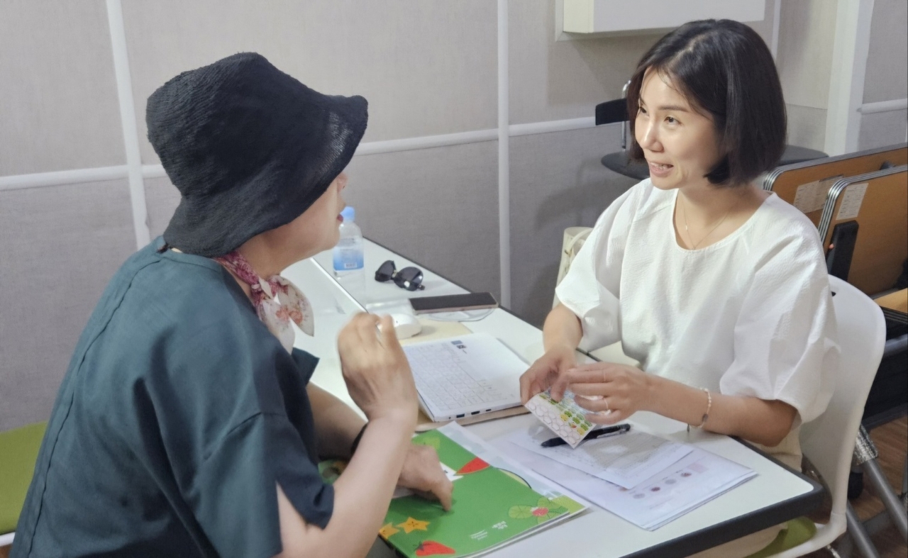 풀무원재단은 서울 주요 시립 노인종합복지관과 협업해 ‘시니어 바른먹거리 교육’을 실시하고 있다. [풀무원 제공]