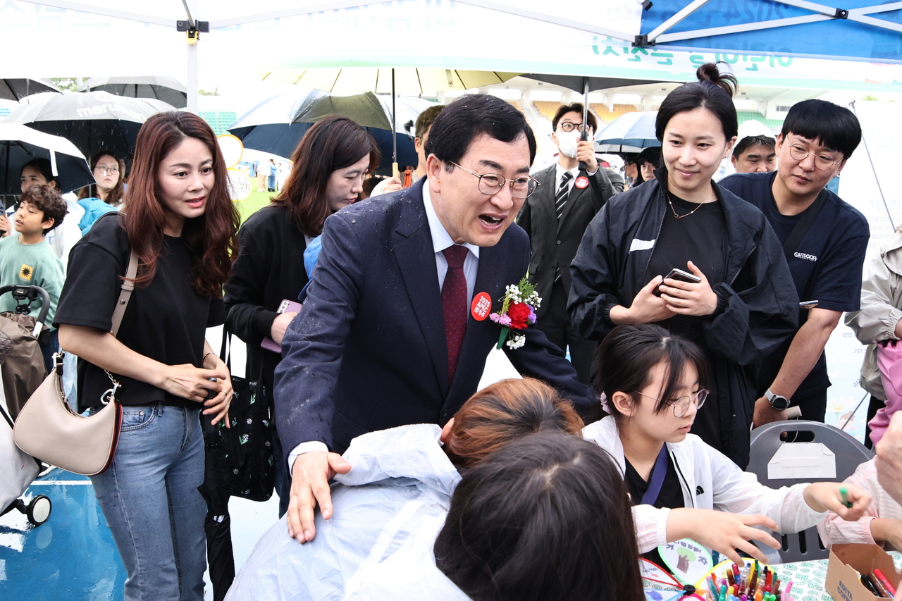 주낙영 경주시장이 지난해 5월 5일 어린이날 시민운동장에서 개최된 어린이날 큰잔치 행사에 참석해 아이들을 격려하고 있다.[경주시 제공]
