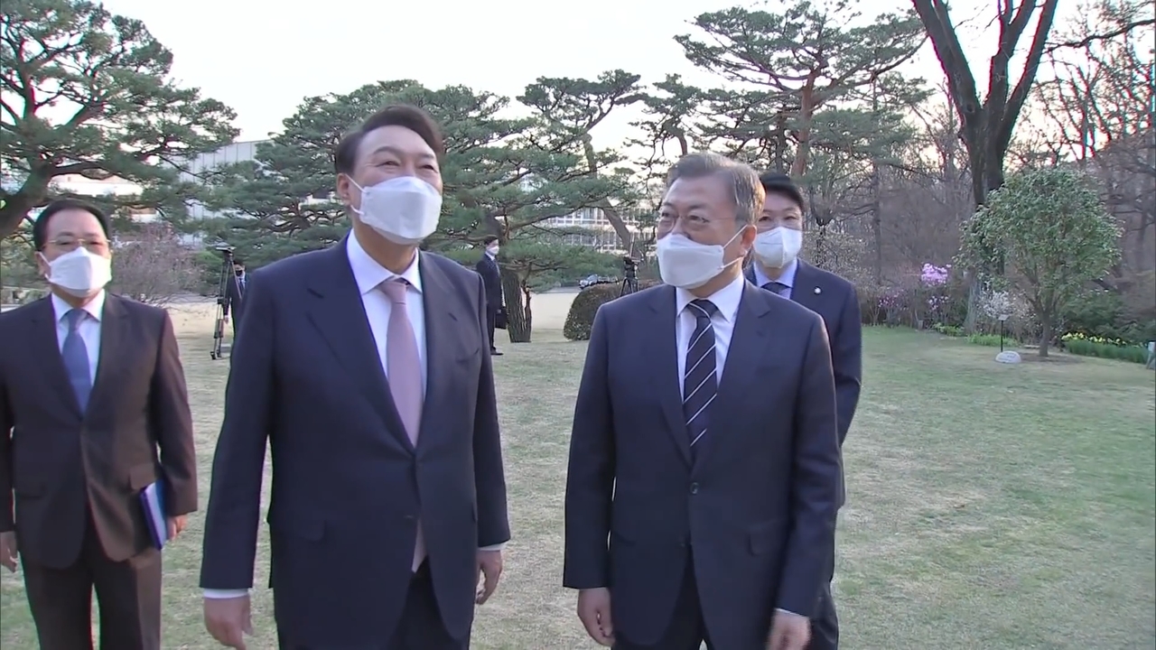 Former President Yoon Suk Yeol (second from left) and former President Moon Jae-in (third from left) meet at the former presidential office Cheong Wa Dae on March 22, 2022, almost two weeks after Yoon was elected president. (Presidential Archives)