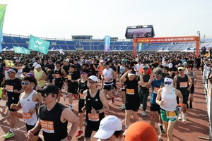 제23회 통일기원 포항해변마라톤대회 ‘성료’…1만여명 참가