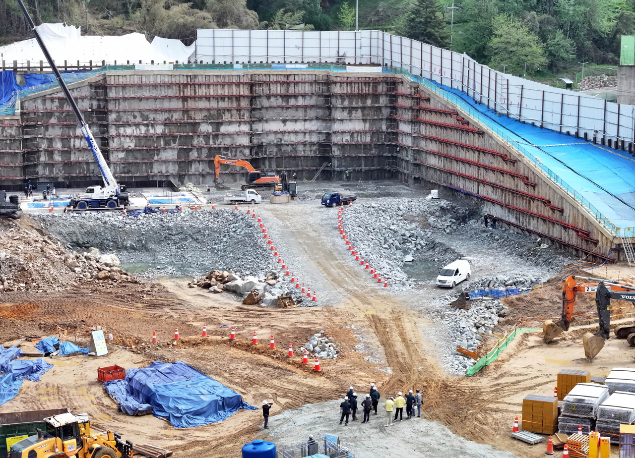 A safety inspection of a large-scale construction site for an apartment complex is taking place in Gwangju on April 23, as the government ordered for special safety inspections to take place at all large-scale construction sites nationwide until late-May. (Yonhap)