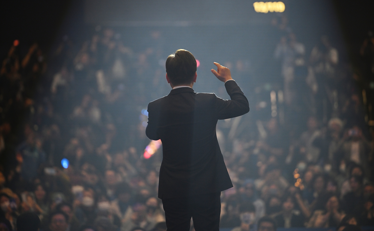 Former Democratic Party leader Lee Jae-myung delivers a speech at a party event in Goyang, Gyeonggi Province on Sunday, after winning the party's nomination for president. (Yonhap)