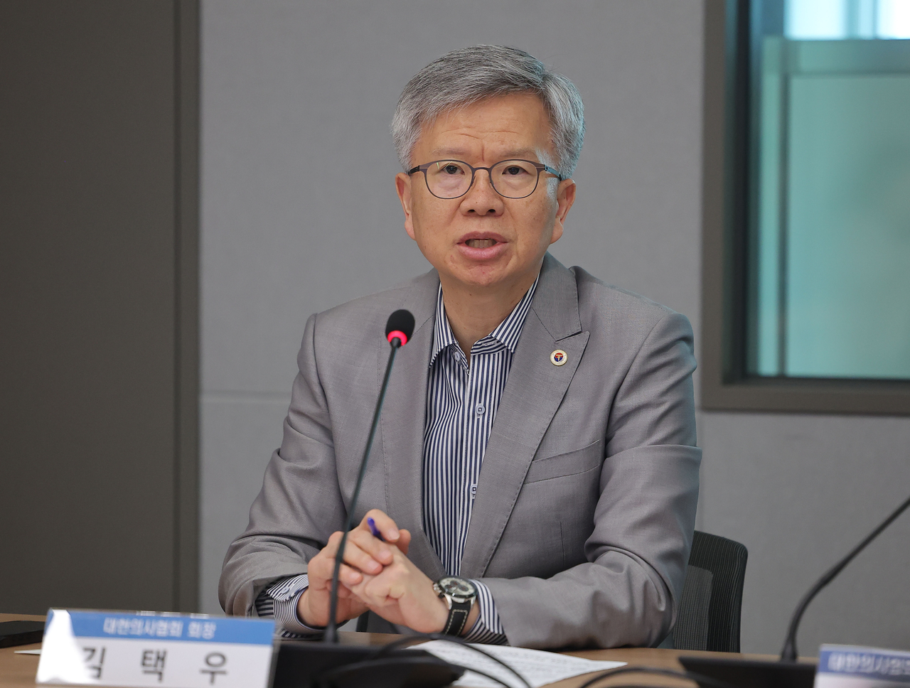 지난 23일 서울 용산구 대한의사협회 회관에서 열린 의료법상 의료인에 대한 업무개시명령과 관련한 의료정책포럼에서 김택우 의협 회장이 발언하고 있다. [연합]