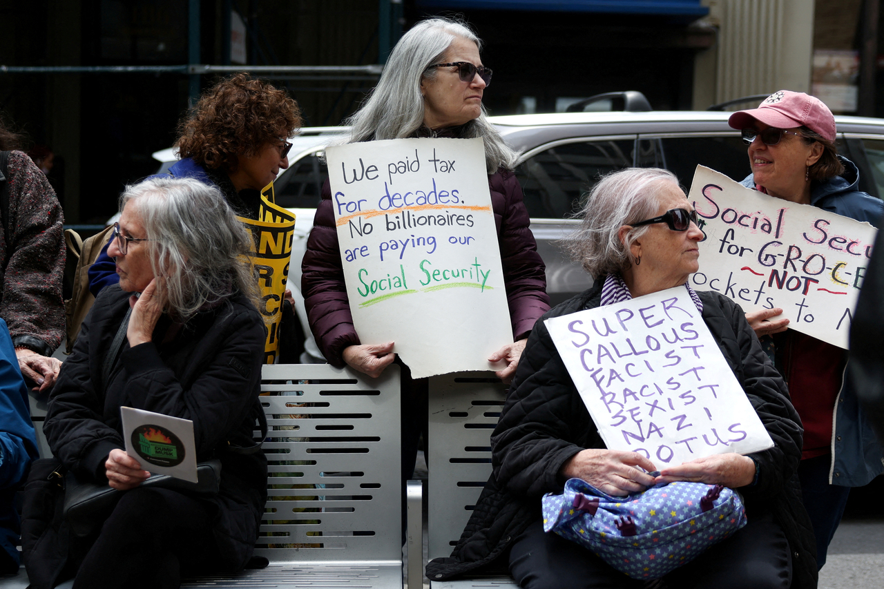 People rally as part of a nationwide "Hands off Social Security!" protest outside the US Social Security Administration in Brooklyn, New York City, April 15.   (Reuters-Yonhap)