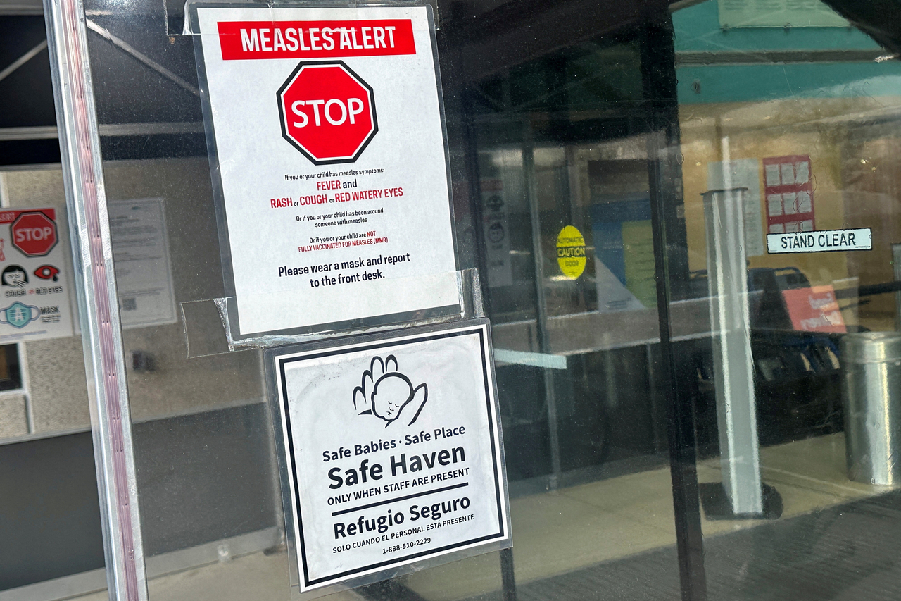 A measles alert sign hangs outside the entrance to the Cohen Children's Medical Center, in New Hyde Park, New York, March 14.   (Reuters-Yonhap)