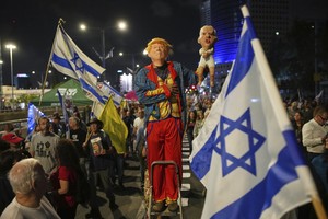 Hamas open to 5-year truce, one-time hostages release