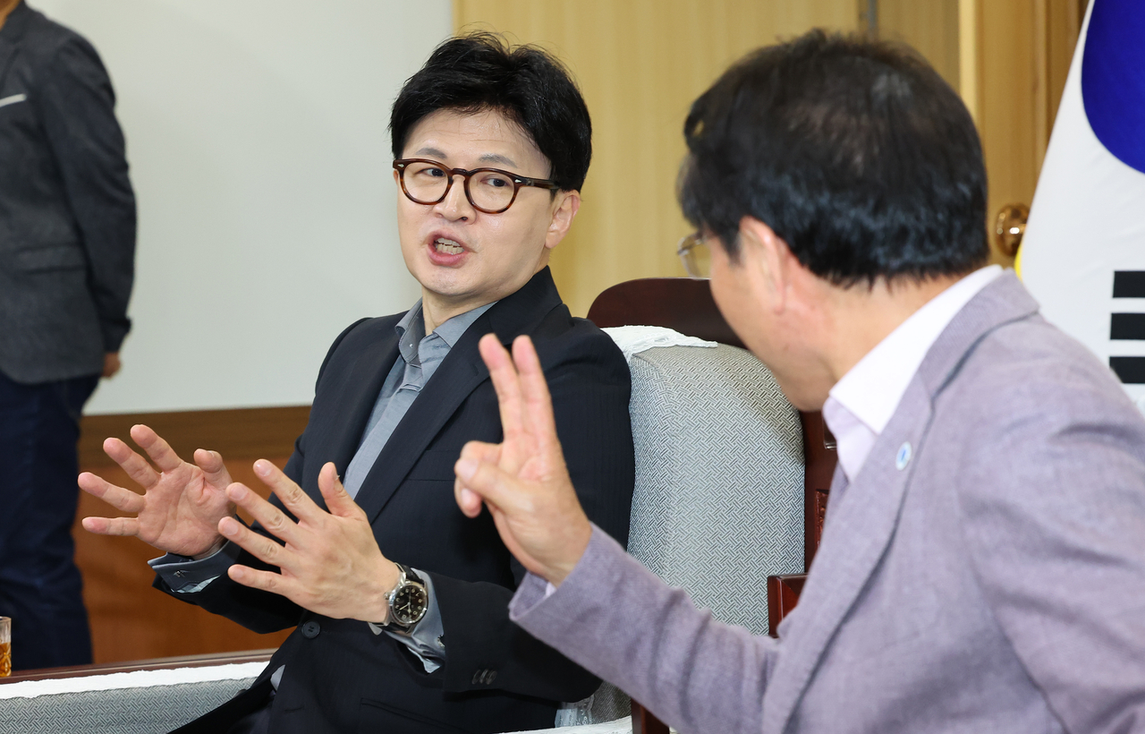한동훈 국민의힘 제21대 대통령 선거 경선 후보가 27일 인천시청에서 유정복 시장과 회동 대화하고 있다. [연합]
