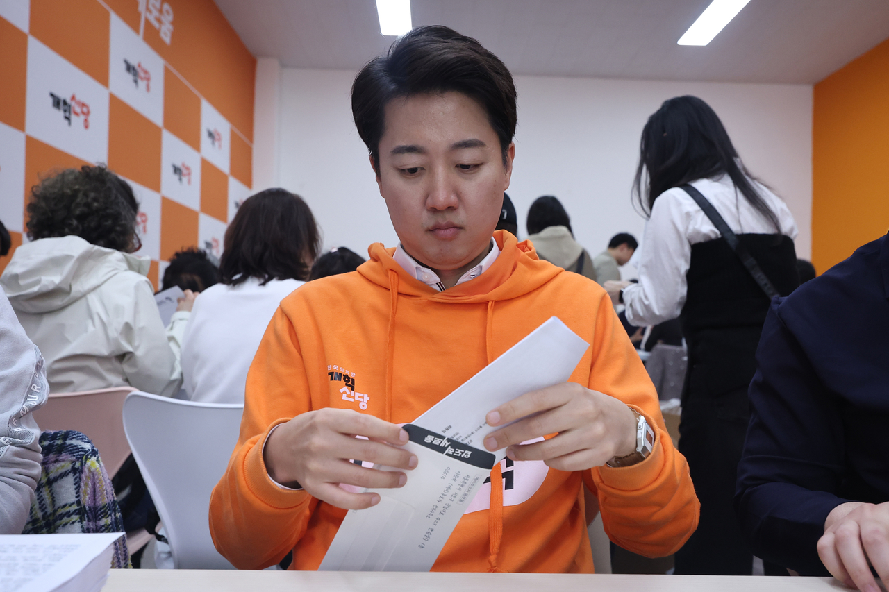 이준석 개혁신당 대선후보가 27일 서울 강남구에 마련된 선거캠프에서 손 편지 홍보물 봉입 행사 ‘이준석과 함께-편지로 정치를 바꾼다’에서 유권자들에게 보낼 손 편지를 봉입하고 있다. [연합]