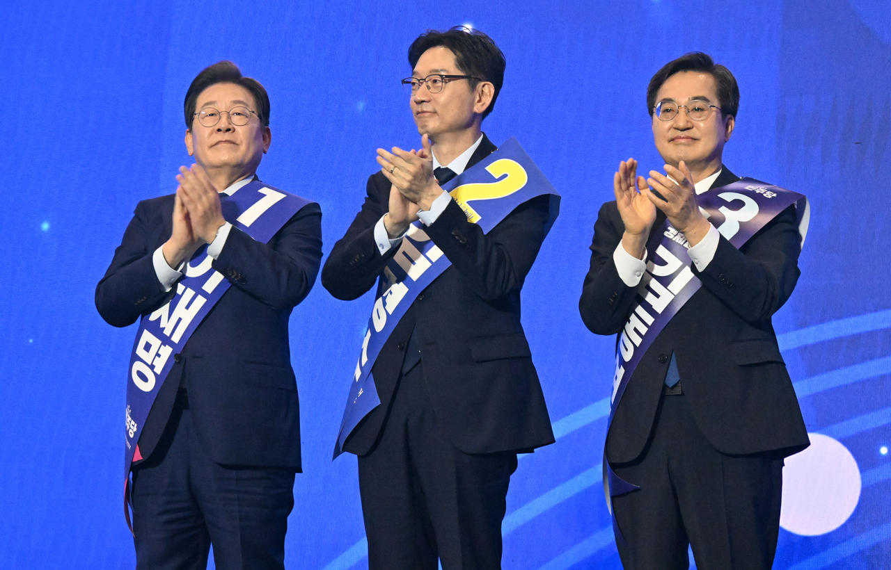 더불어민주당 이재명(왼쪽부터)·김경수·김동연 대선 경선 후보가 27일 경기 고양시 킨텍스에서 열린 ‘제21대 대통령선거 후보자 선출을 위한 수도권·강원·제주 경선 및 최종 후보자 선출 대회’에서 박수를 치고 있다. [공동취재][연합]