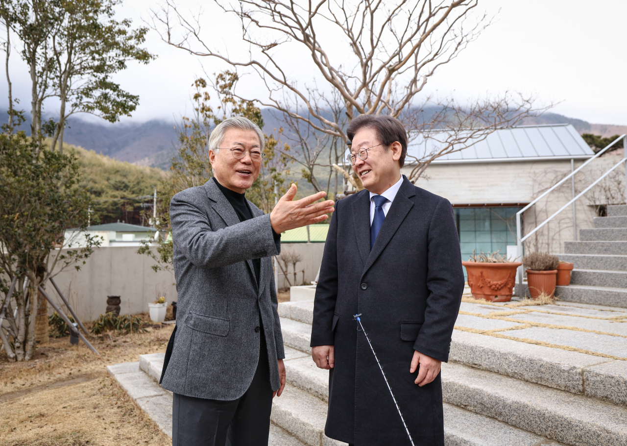 문재인(왼쪽) 전 대통령과 이재명 더불어민주당 대선후보. 사진은 이 후보가 민주당 당대표 시절이던 지난해 2월 4일 오후 경남 양산시 하북면 평산마을에 방문해 문 전 대통령과 대화하는 모습. [연합]
