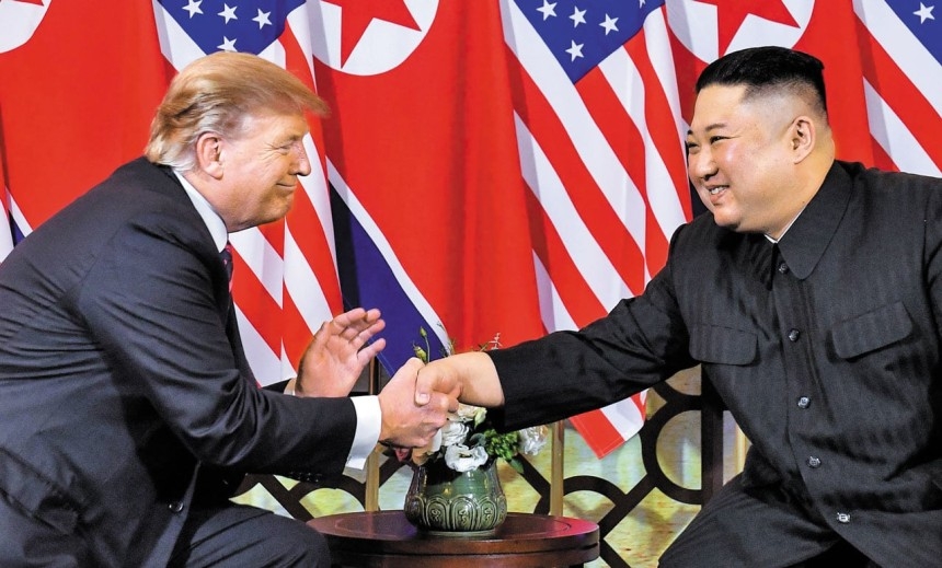 지난 2019년 2월 베트남 하노이에서 열린 북·미 정상회담에서 도널드 트럼프 미국 대통령과 김정은 북한 국무위원장이 악수를 하는 모습 [AFP]