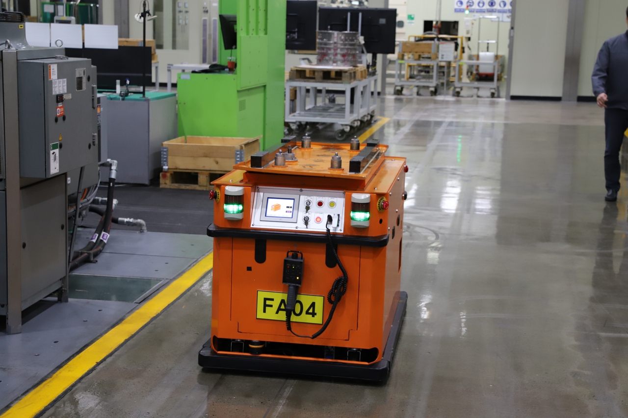 An automated guided vehicle maneuvers through an aisle at Hanwha Aerospace's aircraft engine plant in Changwon, South Gyeongsang Province. (Hanwha Aerospace)