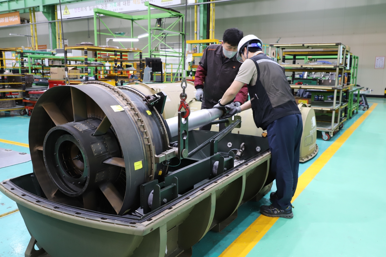 Engineers look at an aircraft engine at Hanwha Aerospace's Changwon plant in Changwon, South Gyeongsang Province. (Hanwha Aerospace)