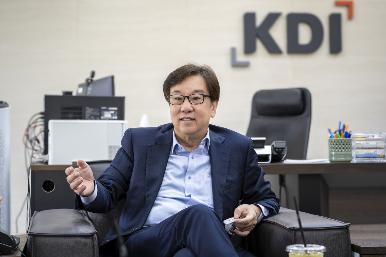 조동철 한국개발연구원(KDI) 원장이 최근 세종 집무실에서 헤럴드경제와 인터뷰를 하고 있다.［KDI 제공］