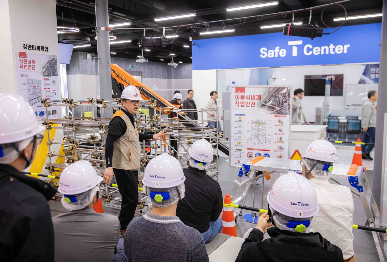 SK텔레콤 직원들이 안전체험교육관(Safe T Center)의 콘텐츠를 체험하고 있다. [SK텔레콤 제공]