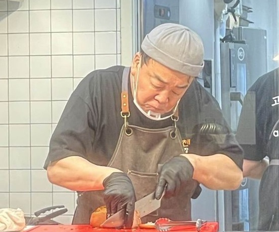 프랑스에서 포착된 방송인 백종원 [온라인 커뮤니티]