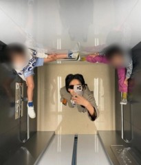 엘베 손잡이에 발을 ‘턱’…김나영 공중도덕 논란 부른 사진 한 장