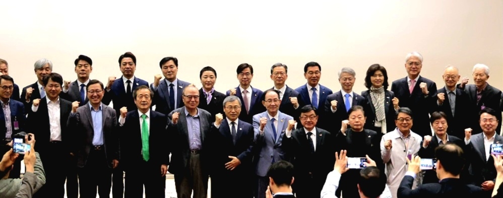 앞줄 왼쪽 셋째부터 김재홍 서울디지털대 전 총장(17대 국혹의원), 한종범 80년해직언론인협 상임대표, 정근식 서울시교육감. 뒷줄 오른쪽부터 신홍범 전 조선투위 위원장, 이부영 동아투위 위원장, 임지봉 서강대 교수, 강경숙-민형배-신정훈-정성호-조경태-전진숙 의원.[80년해직언론인협의 제공]