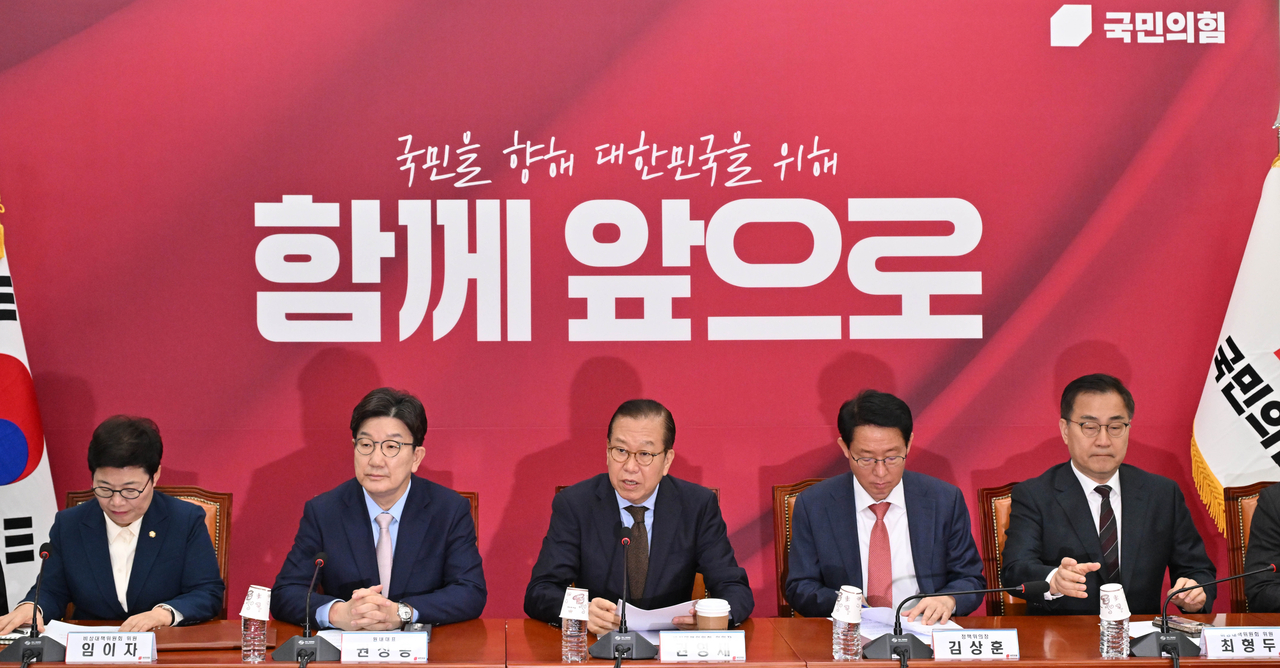 권영세(가운데) 국민의힘 비상대책위원장이 28일 오전 서울 여의도 국회에서 열린 비상대책위원회의에 참석해 발언을 하고 있다. 임세준 기자