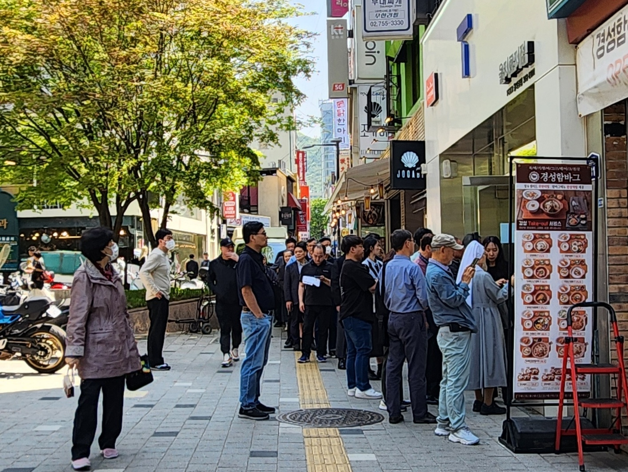 SK텔레콤이 유심 고객정보 해킹 사고로 관련 유심 무료 교체 서비스에 나선 28일 서울 명동에 위치한 매장 앞에 유심을 교체하려는 고객들이 줄을 서 있다. 유혜림 기자