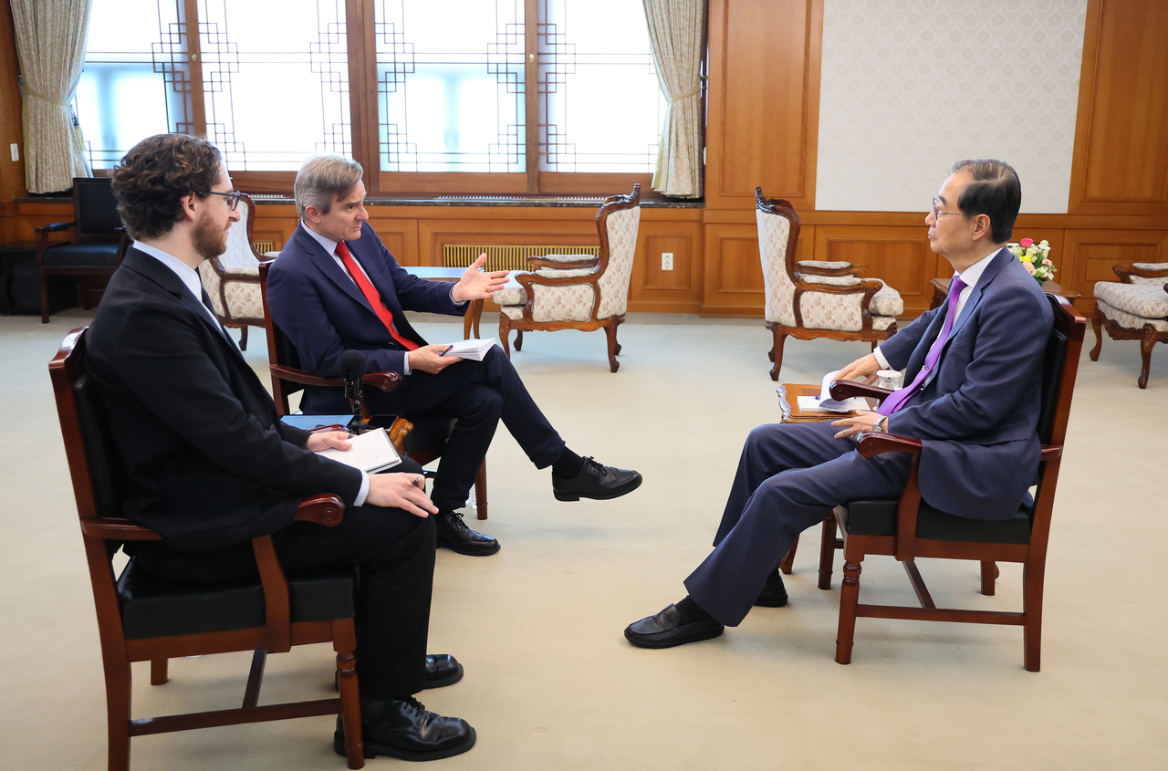Acting President Han Duck-soo gives an interview to reporters from The Economist on Tuesday in this photo released by his office. (Yonhap)