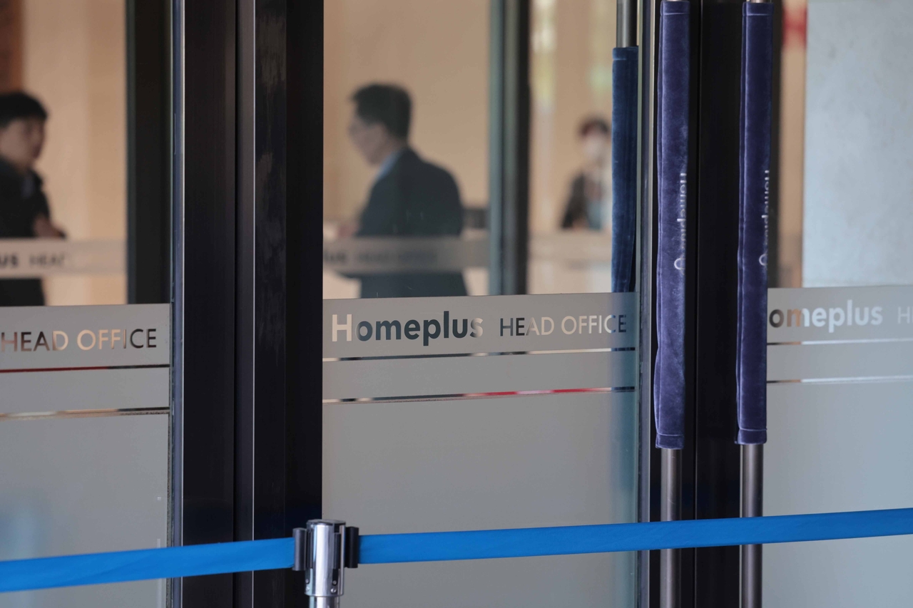 The Seoul Central District Prosecutors' Office conducts a search and seizure operation at Homeplus headquarters in Gangseo-gu, western Seoul, Monday. (Yonhap)