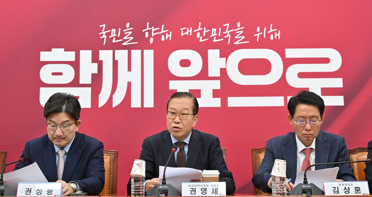 권영세(가운데) 국민의힘 비상대책위원장이 28일 오전 서울 여의도 국회에서 열린 비상대책위원회의에 참석해 발언을 하고 있다. 임세준 기자