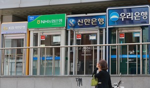 Four major banking groups post record Q1 earnings