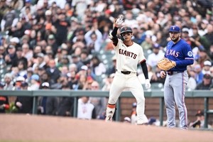 Lee Jung-hoo stretches hitting streak to 5 games for Giants, gets outfield assist
