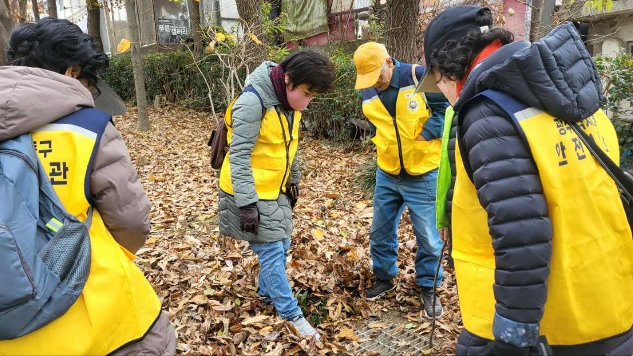 광주시 안전보안관들이 도로패임(포트홀)과 불법현수막 등 도로·보행의 위험요소를 점검한다.