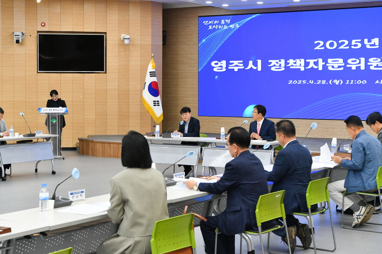 이재훈 영주시장 권한대행이 2025년 정책 자문위원회 전체 회의에서 인사말을 하고 있다.(영주시 제공)