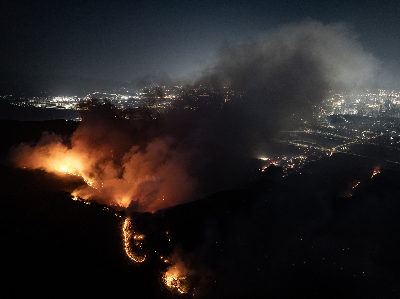 A wildfire that started around 2 p.m. at Hamjisan in Daegu continues to spread late into the night on Monday. (Yonhap)
