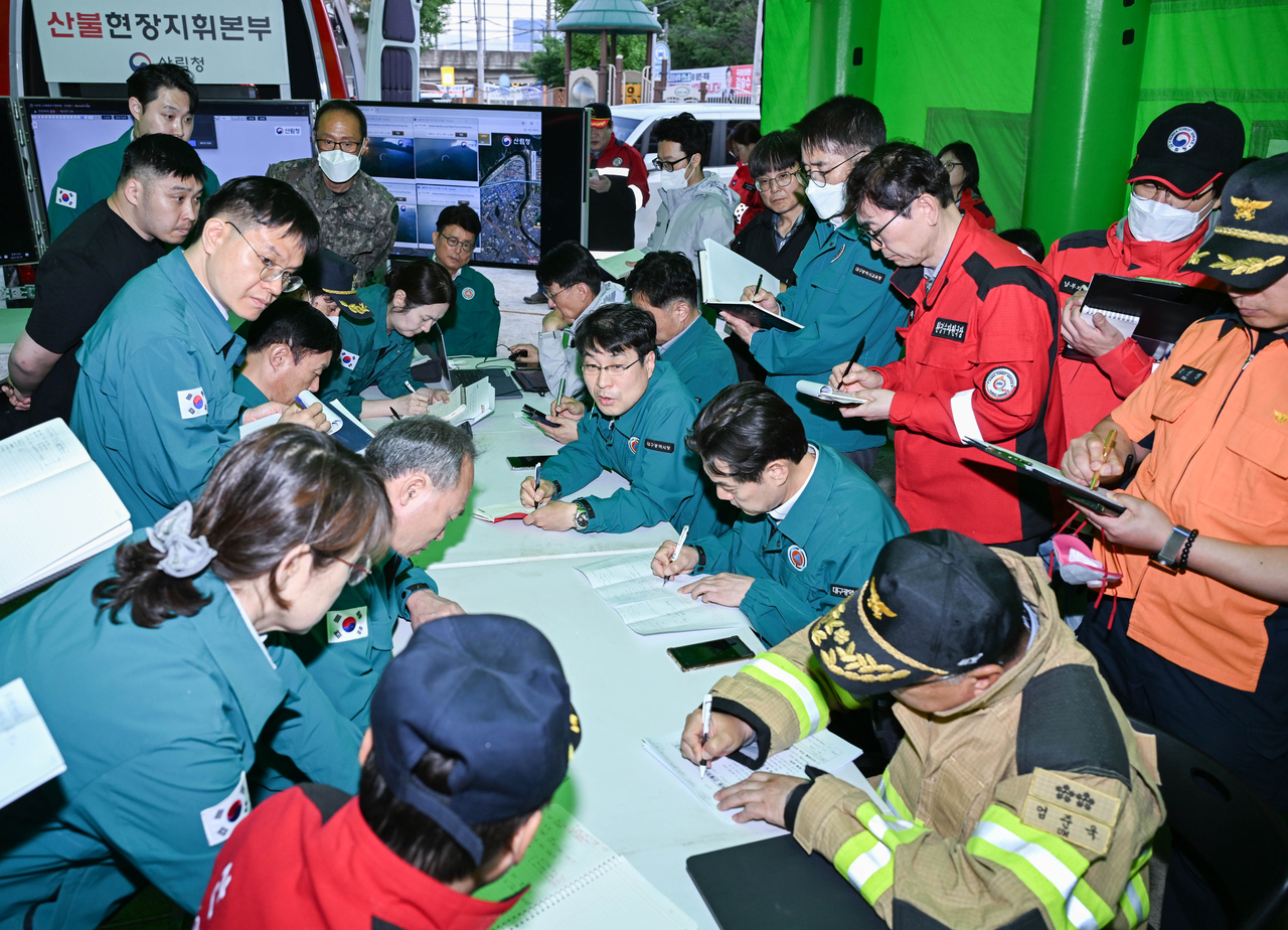김정기 대구시장 권한대행이 산불현장을 방문해 지휘하고 있다.[대구시 제공]