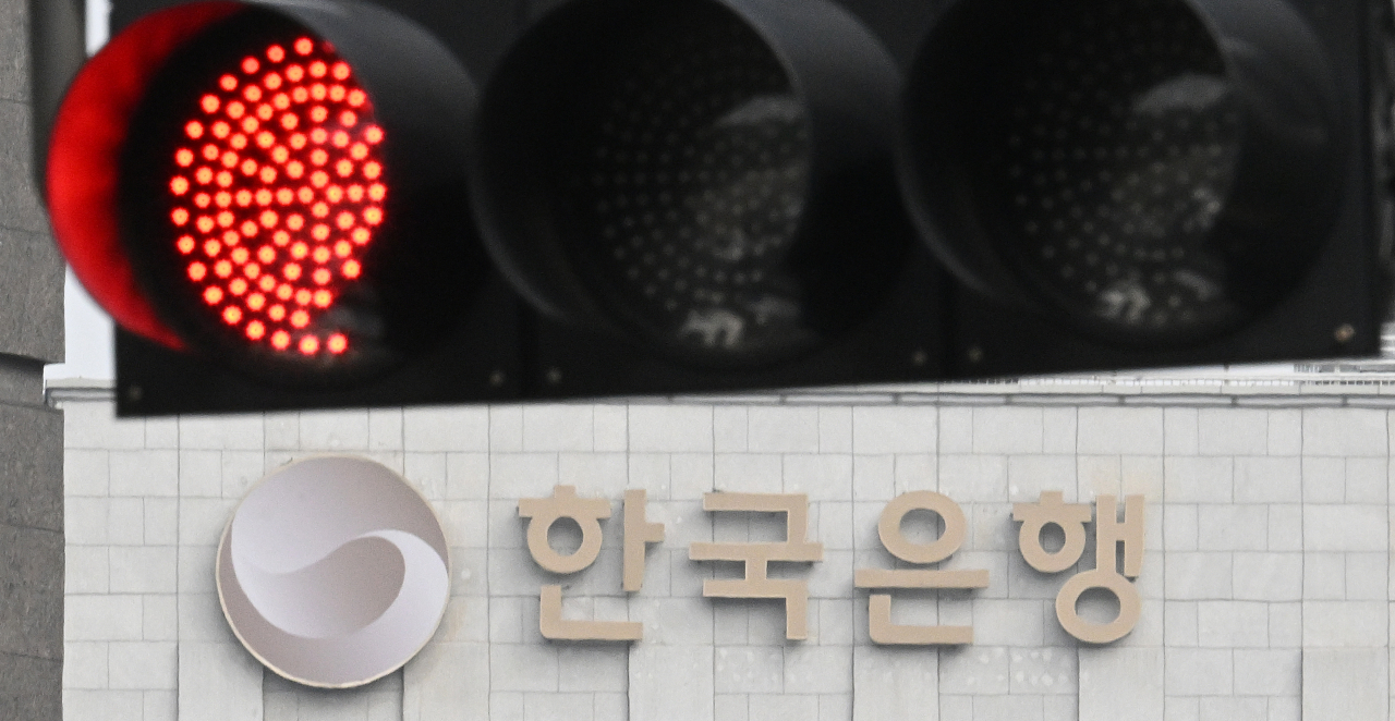 20대 청년층 등의 금융이해력이 크게 떨어지면서 우리나라 국민의 금융이해력 점수가 2년 전 대비 소폭 하락했다. 사진은 빨간색 불이 켜져있는 서울 중구 한국은행 인근 신호등 [헤럴드DB]