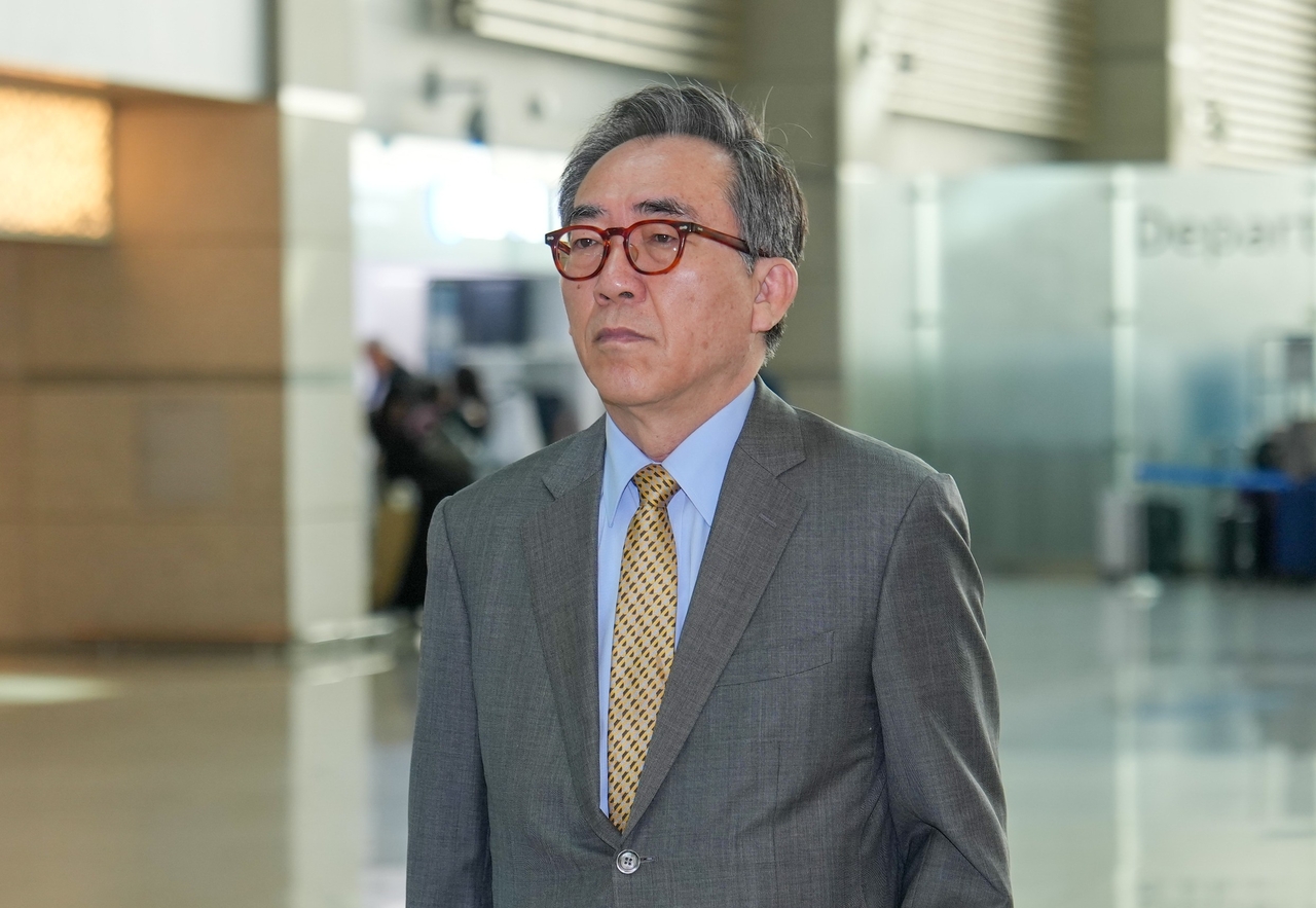 Foreign Minister Cho Tae-yul arrives at Incheon International Airport on April 15 before his departure for Hanoi to attend a summit of the Partnering for Green Growth and the Global Goals 2030. (Ministry of Foreign Affairs)