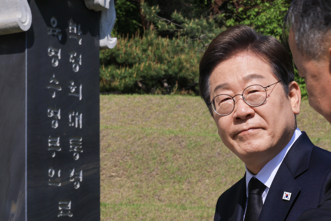 이재명 더불어민주당 대선 후보가 28일 서울 동작구 현충원 박정희 전 대통령 묘소를 참배하고 있다. 이상섭 기자
