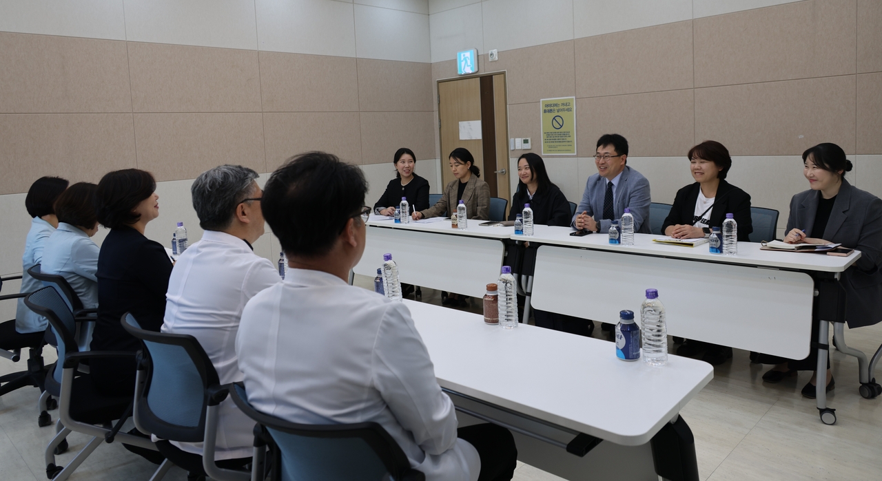 포항세명기독병원 뇌병원 관계자와 울산대학교병원 뇌병원 관계자가 질의응답을 하고 있다.(포항 세명기독병원 제공)