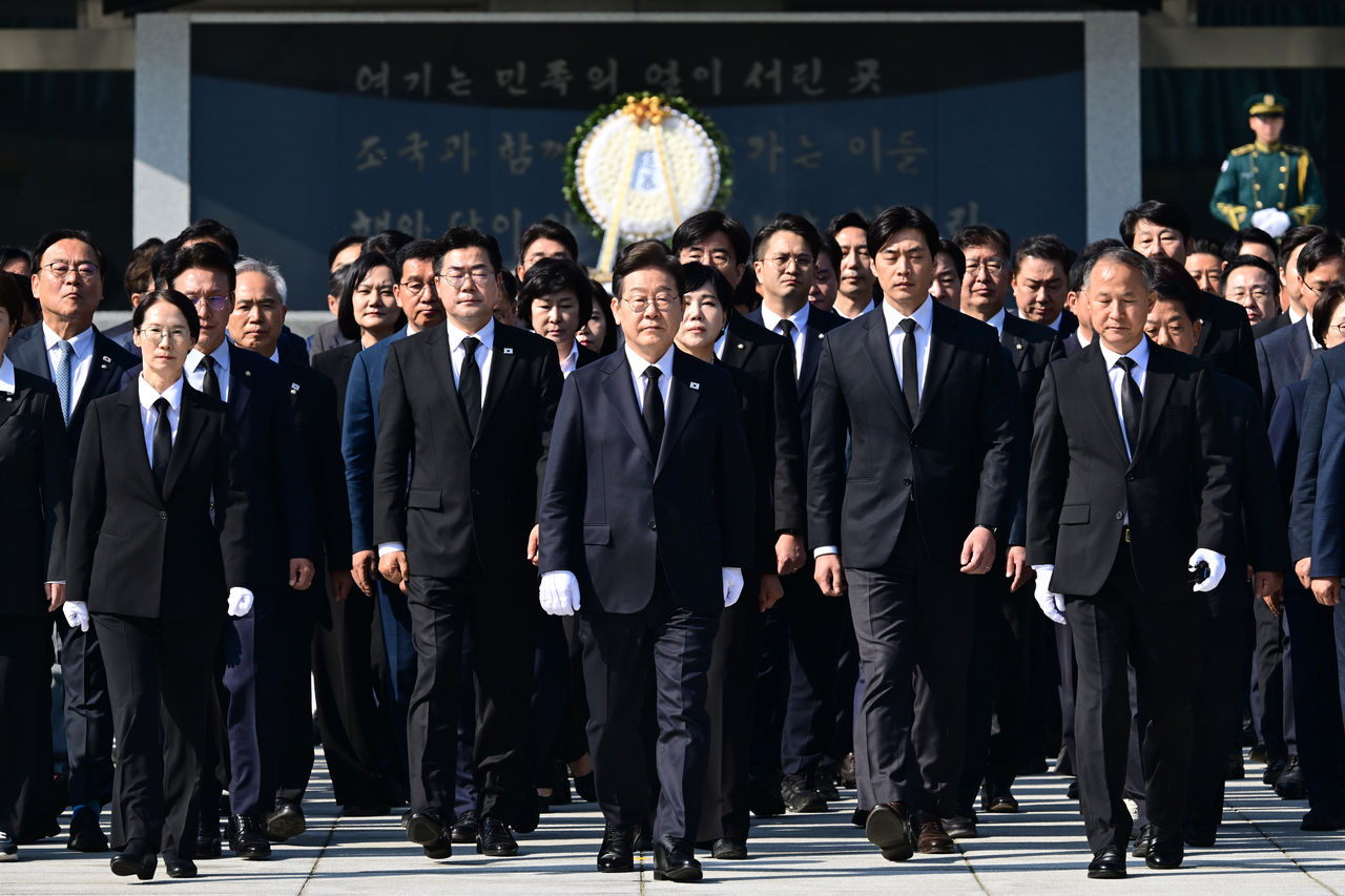 이재명 더불어민주당 대통령선거 후보가 28일 오전 서울 동작구 국립서울현충원에서 현충탑 참배를 마친 후 대통령 묘소로 향하고 있다. 이상섭 기자