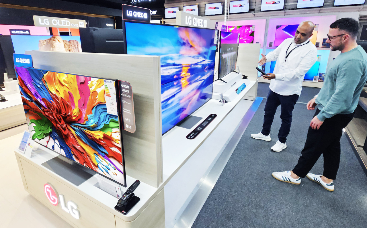 LG전자가 2025년형 LG QNED(나노기반 고색재현 디스플레이) TV를 5월 초부터 본격 출시한다. 독일 프랑크푸르트 지역에 위치한 가전 매장인 미디어 마크트(Media Markt) 직원이 고객에게 LG QNED TV의 AI 기능에 대해 설명하고 있다. [LG전자 제공]
