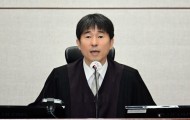 尹 내란 재판 12월까지 잡았다…지귀연 판사 또 ‘논란의 중심’ [세상&]