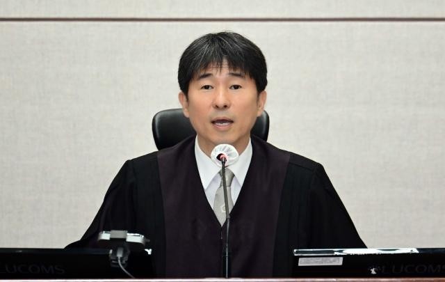 尹 내란 재판 12월까지 잡았다…지귀연 판사 또 ‘논란의 중심’ [세상&]