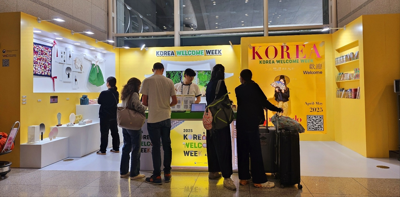 28일 북적이는 인천공항 1터미널 웰컴센터