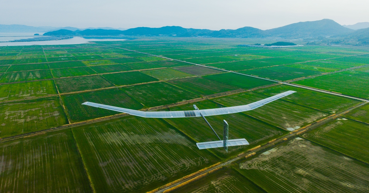 독자 기술로 개발 중인 성층권 드론 EAV(Electric Air Vehicle)-4가 저고도 비행시험을 하고 있다.[우주항공청 제공]