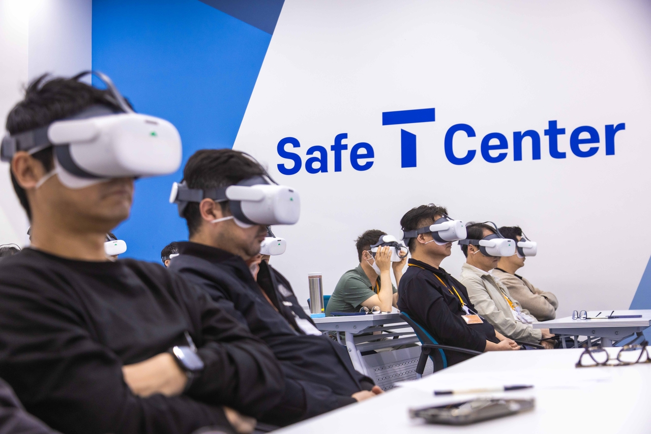 SK텔레콤 직원들이 안전체험교육관(Safe T Center)의 콘텐츠를 체험하고 있다. [SK텔레콤 제공]