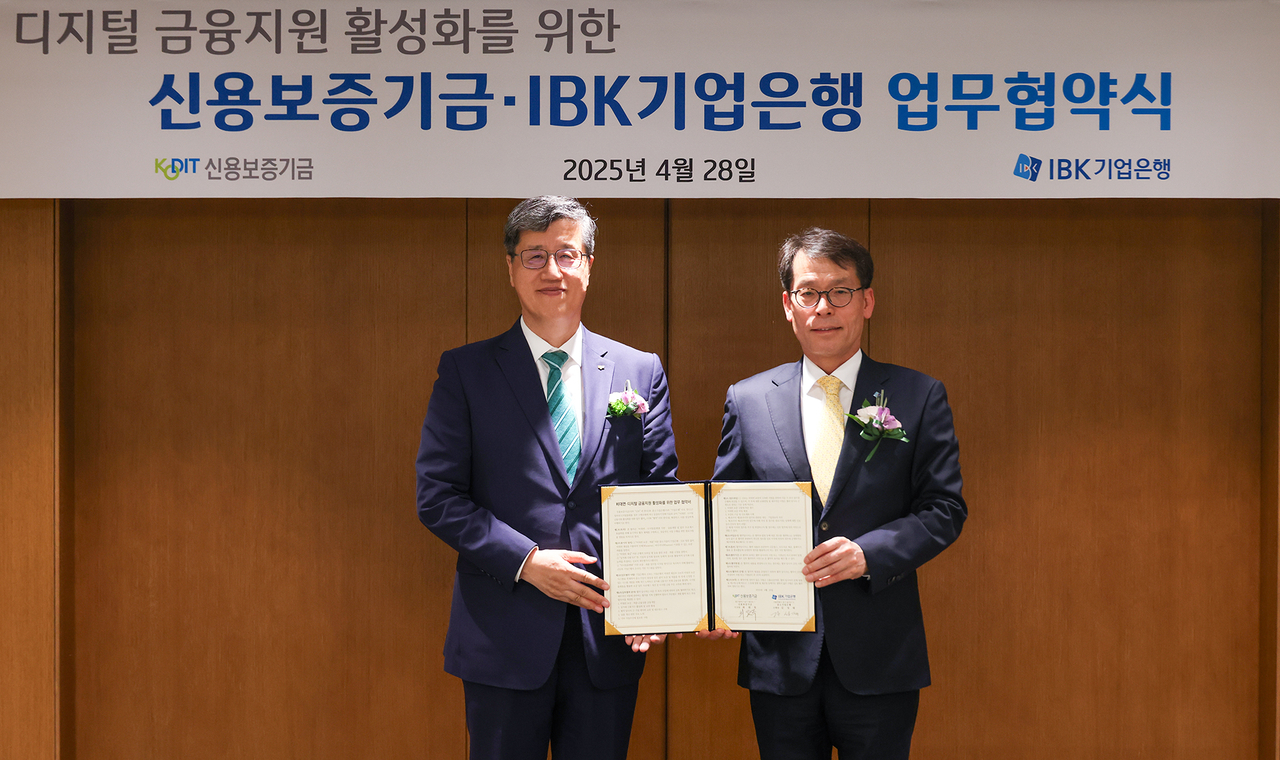 최원목(왼쪽) 신용보증기금 이사장과 김성태 IBK기업은행장이 28일 기업은행 본점에서 ‘비대면·디지털 금융지원 활성화를 위한 업무협약’을 맺은 뒤 기념촬영을 하고 있다. [신보 제공]
