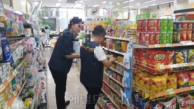 서울시내 한 편의점에서 지원들이 물건을 진열하고 있다. [헤럴드DB]
