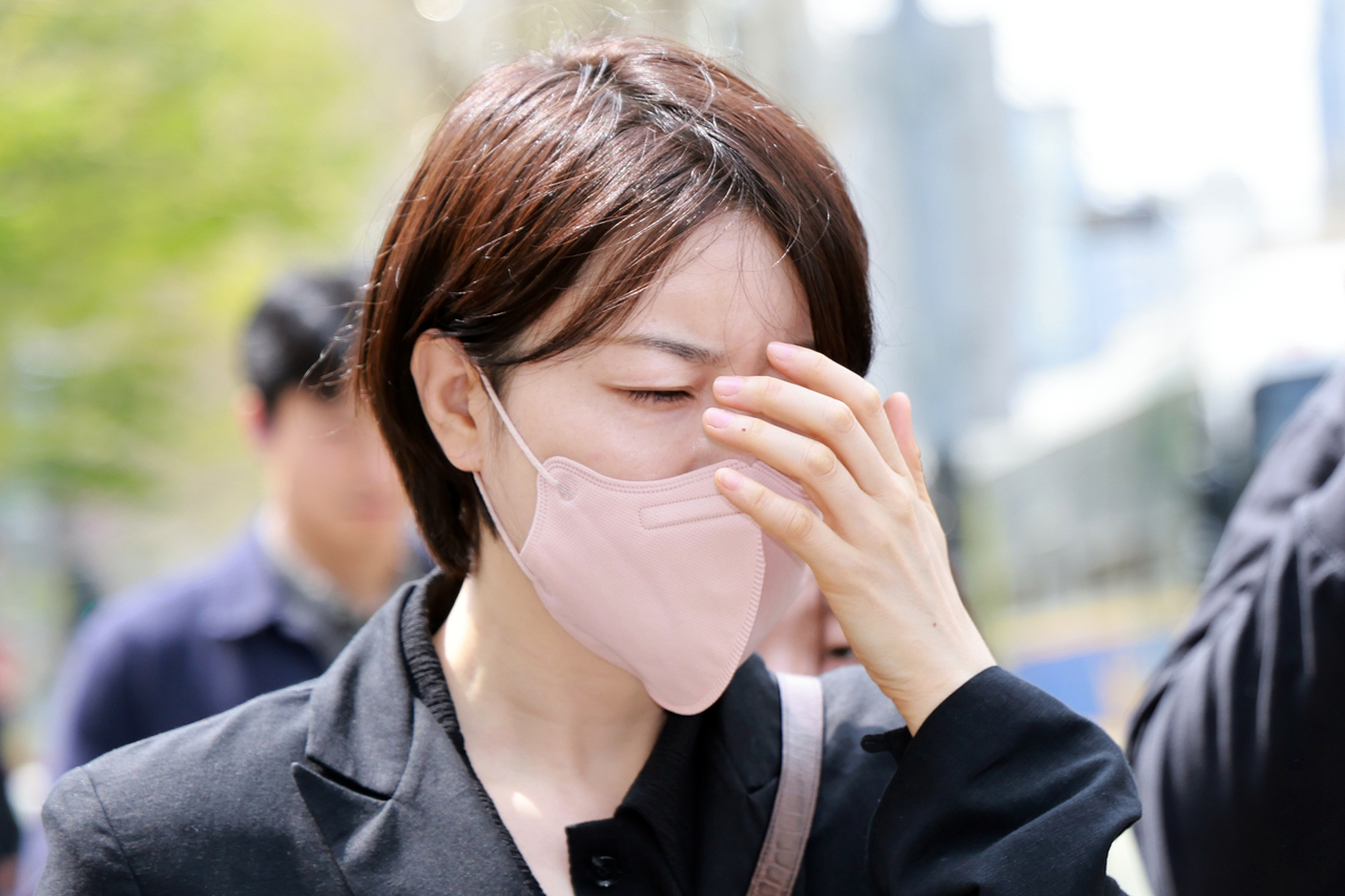 음주운전과 불법 숙박업 혐의로 기소된 문재인 전 대통령의 딸 다혜 씨가 17일 서울 마포구 서울서부지방법원에서 열린 1심 선고 공판을 마친 뒤 차량으로 이동하고 있다. [연합]