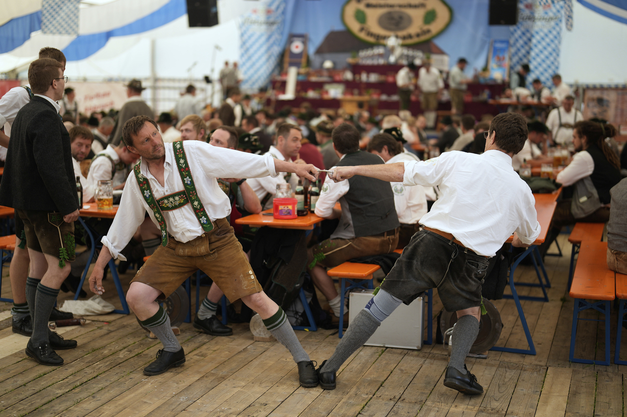 Competitors get ready for their bout while they try to pull the opponent over the table at the Fingerhakeln German Championships in in Pang, near Rosenheim, Germany, Sunday.   (AP-Yonhap)