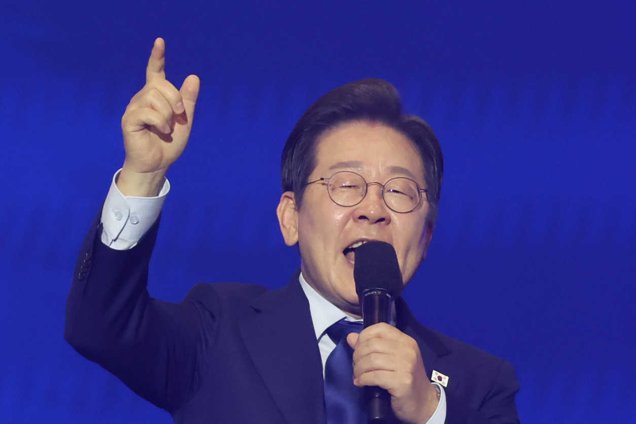 더불어민주당 대선 후보로 선출된 이재명 후보가 27일 경기 고양시 킨텍스에서 열린 ‘제21대 대통령선거 후보자 선출을 위한 수도권·강원·제주 경선 및 최종 후보자 선출 대회’에서 수락연설을 하고 있다. [연합]